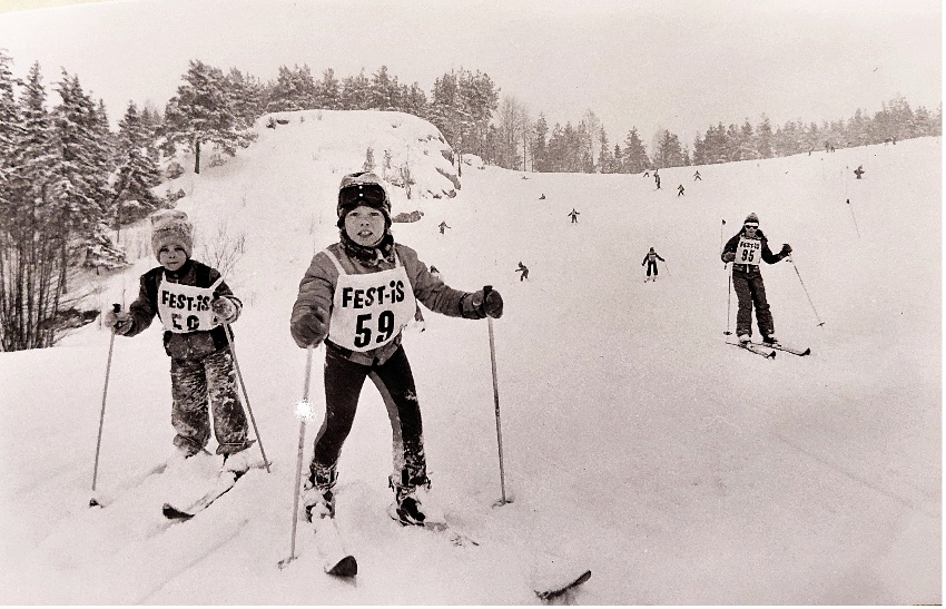 Backen 1978 med bergsmassivet